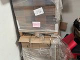 une pile de cartons et une pile de bagages dans une pièce