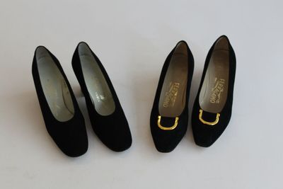 deux paires de chaussures noires ornées de boucles dorées
