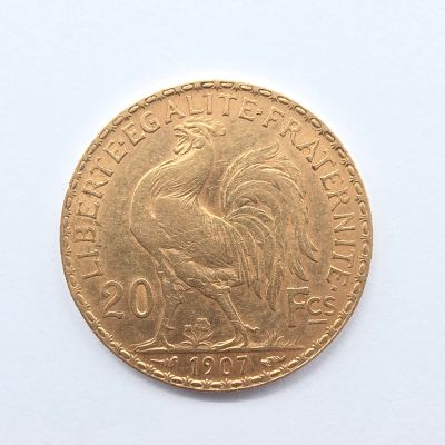 l'image d'une pièce d'or ornée d'un coq