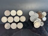 un grand nombre de pièces de monnaie posées sur une table les unes à côté des autres