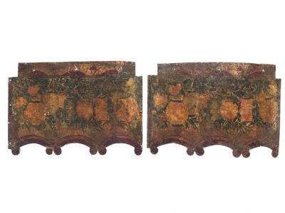 paire de coffres anciens en bois peint, ornés de fleurs et de feuilles