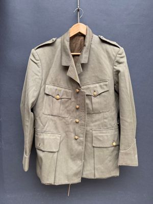 une photo d'une veste militaire suspendue à un cintre