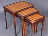 paire de tables gigognes anciennes en acajou avec incrustations
