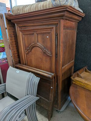 une chaise placée devant une armoire