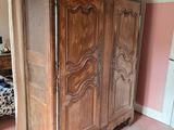 une photo d'une chambre à coucher avec un lit et une grande armoire