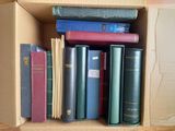 une boîte remplie de livres posée sur une table en bois