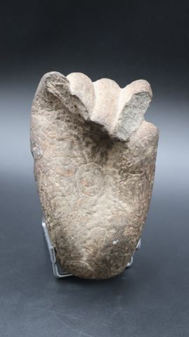 Fragment de main en pierre sculpté. Époque romaine ou postérieur....
