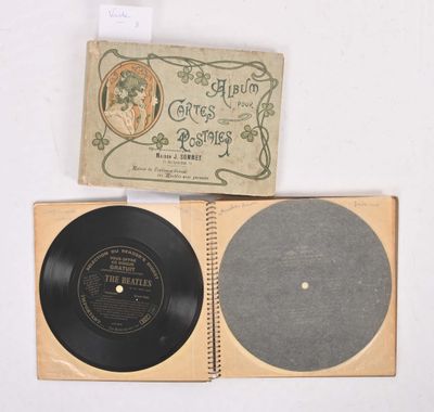 un vieux disque noir posé sur une caisse en bois