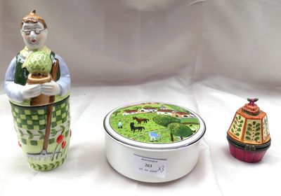 un petit bol et une figurine en céramique posés sur une table