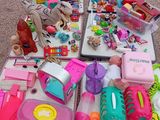 une table remplie de jouets et des jouets en vente dans la rue