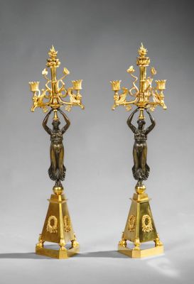 paire de bougeoirs français en ormolu en forme de chérubins