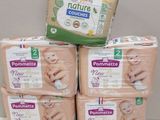 quatre paquets de couches pour bébés empilés les uns sur les autres