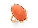 une bague ovale en corail et or, signée Van Cleef