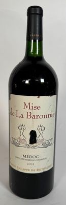 une bouteille de vin posée sur une table