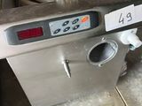 l'image d'une machine posée sur le sol