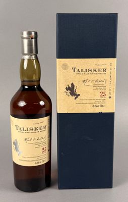 une bouteille de whisky Talsker 25 ans d'âge à côté d'une boîte