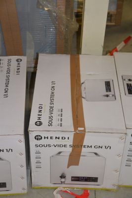 trois cartons contenant du matériel électronique posés par terre