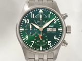 une montre dotée d'un cadran vert
