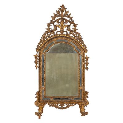 une image représentant un miroir doré posé sur un pied, sur fond blanc