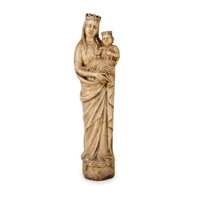 une statue de femme tenant un bébé dans ses bras