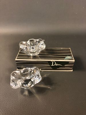 deux cendriers en verre transparent posés sur une boîte en bois