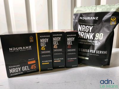 Des gels énergétiques « Neutranz » et des gels énergétiques posés sur une table