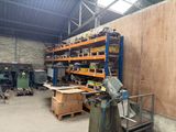 une photo d'un atelier avec de nombreux outils sur les étagères