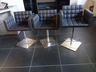 trois chaises posées par terre dans le salon