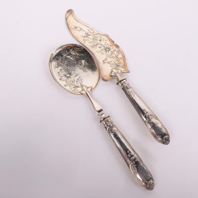 paire de cuillères anciennes en métal argenté ornées d'ailes