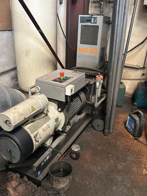 une machine qui se trouve dans une pièce, près d'un mur