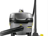 un gros plan d'un aspirateur muni d'un tuyau, sur fond blanc