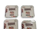 quatre plateaux de service carrés sur lesquels sont disposés différents types d'aliments