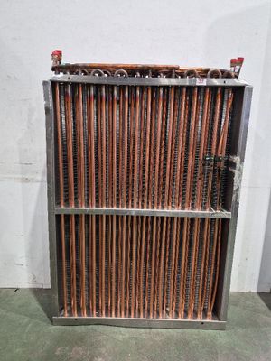 un radiateur en métal posé à même le sol