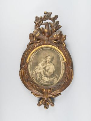 un tableau ancien représentant une femme tenant un enfant dans ses bras, dans un cadre doré