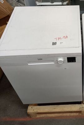 deux appareils électroménagers blancs posés sur une palette dans un entrepôt