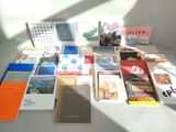 un grand nombre de livres posés sur une table