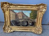 une peinture représentant un pont au-dessus d'une rivière avec des bâtiments à l'arrière-plan