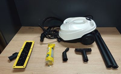 un aspirateur posé sur une table à côté d'autres objets