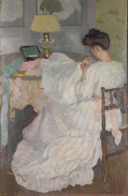 tableau représentant une femme en robe blanche assise à une table avec une lampe