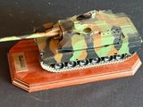 une petite maquette de char d'assaut posée sur un socle en bois