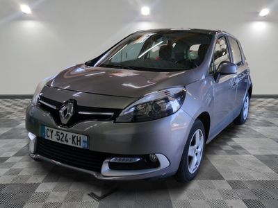 la photo d'une voiture garée dans un garage