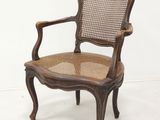 une image représentant une chaise en bois avec un dossier et une assise en rotin