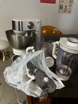 un mixeur et un mixeur posé sur une table