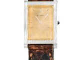 gros plan d'une montre sur fond blanc avec un bracelet marron