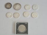 un lot de pièces de monnaie posées sur une table
