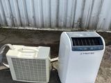 un petit climatiseur et un autre petit climatiseur posé au sol