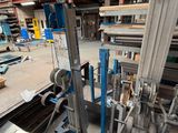 une machine qui travaille sur une pièce de métal