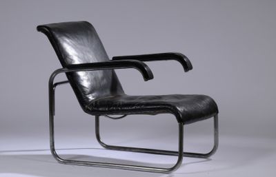 une photo d'un fauteuil en cuir noir posé sur une surface blanche