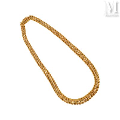 un collier à chaîne en or avec un fermoir sur fond blanc