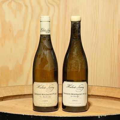 deux bouteilles de vin posées sur un tonneau